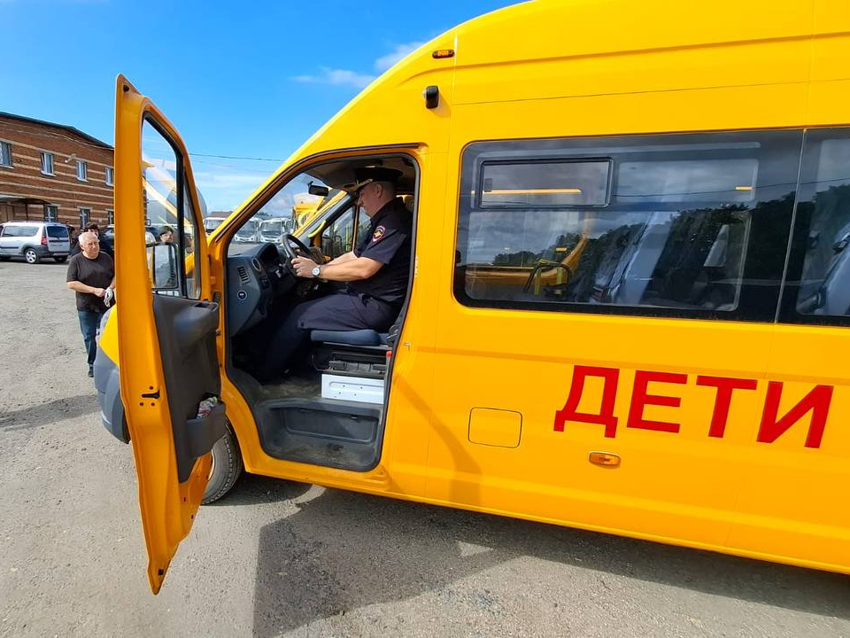 Госавтоинспекторы проверяют на безопасность школьные автобусы в Можайске