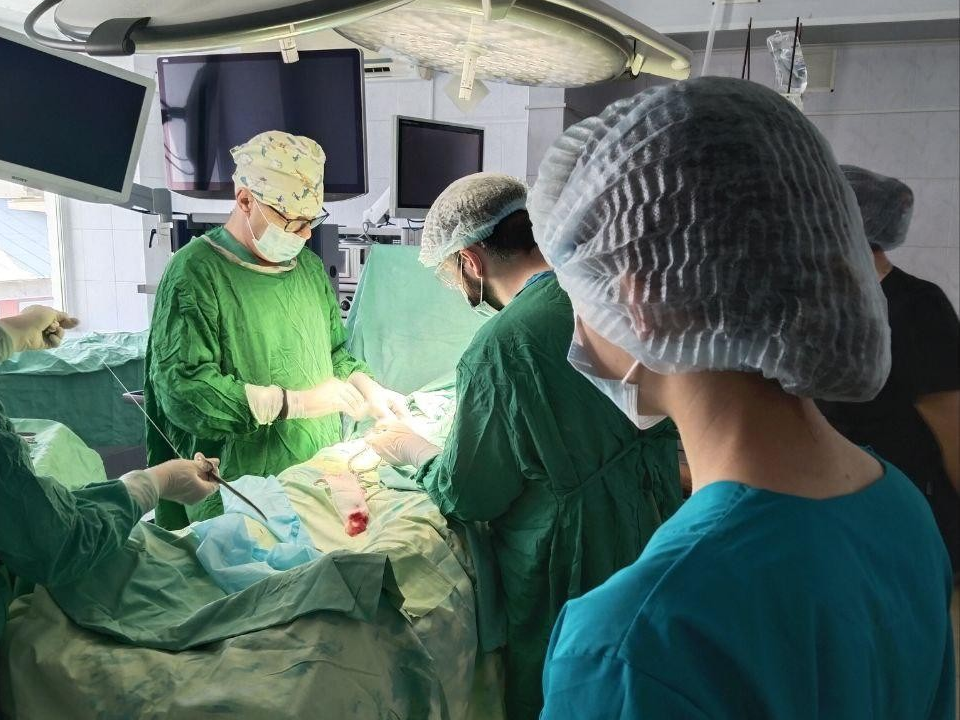 Первокурсники-медики получили уникальный опыт работы в операционной
