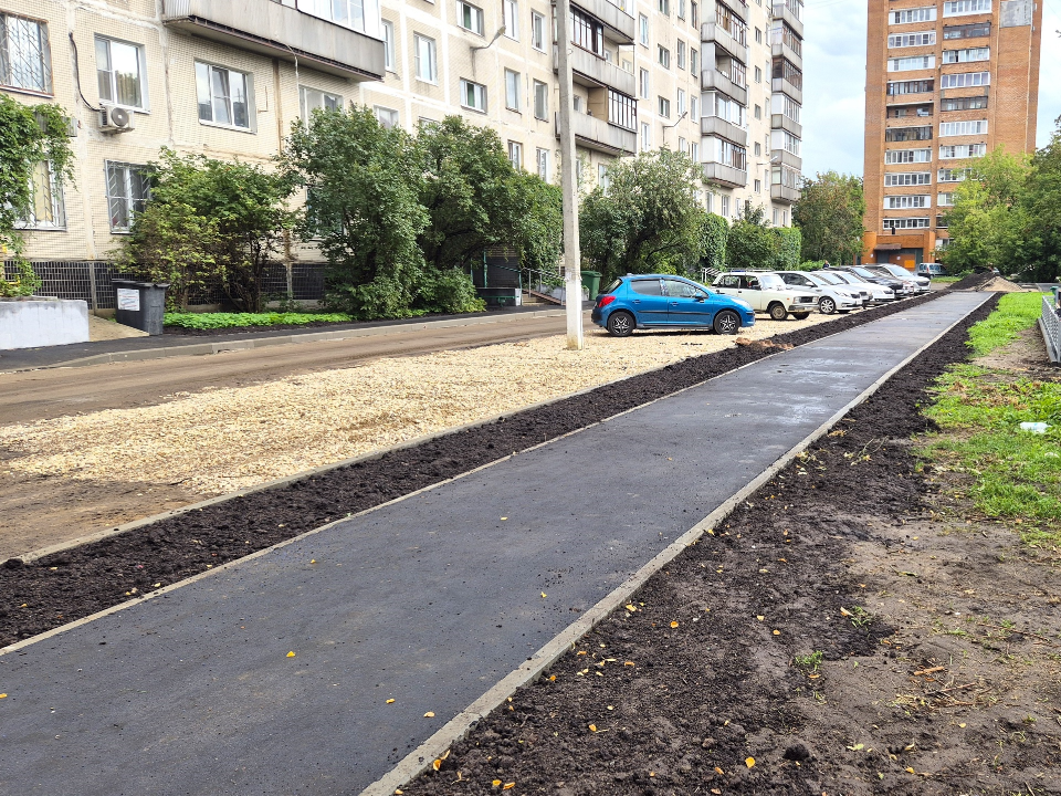 Во дворе на Восточной улице уложили новый асфальт на тротуарах
