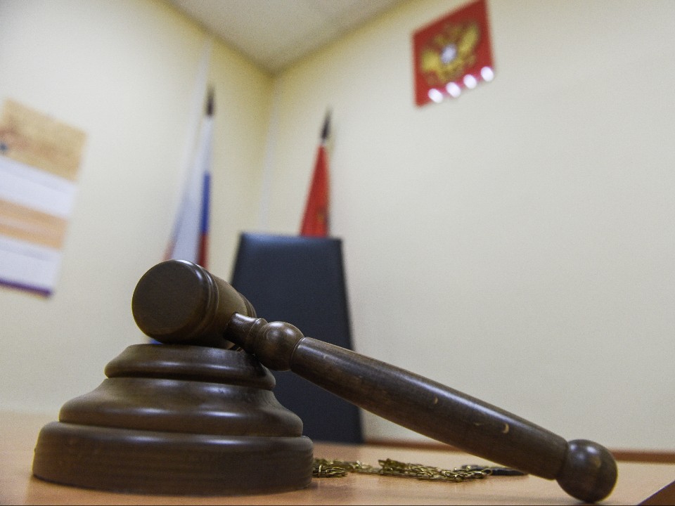 Выкинувшего жену и сына из окна мужчину просят отправить на принудительное лечение