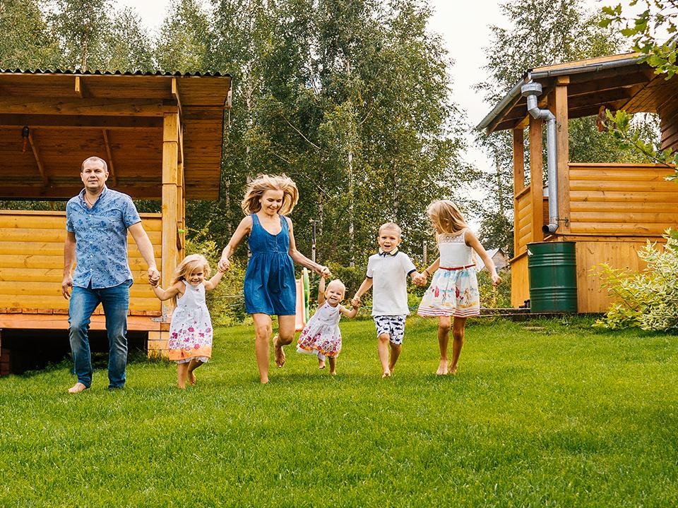 Экономист перечислил льготы, которые положены многодетным семьям