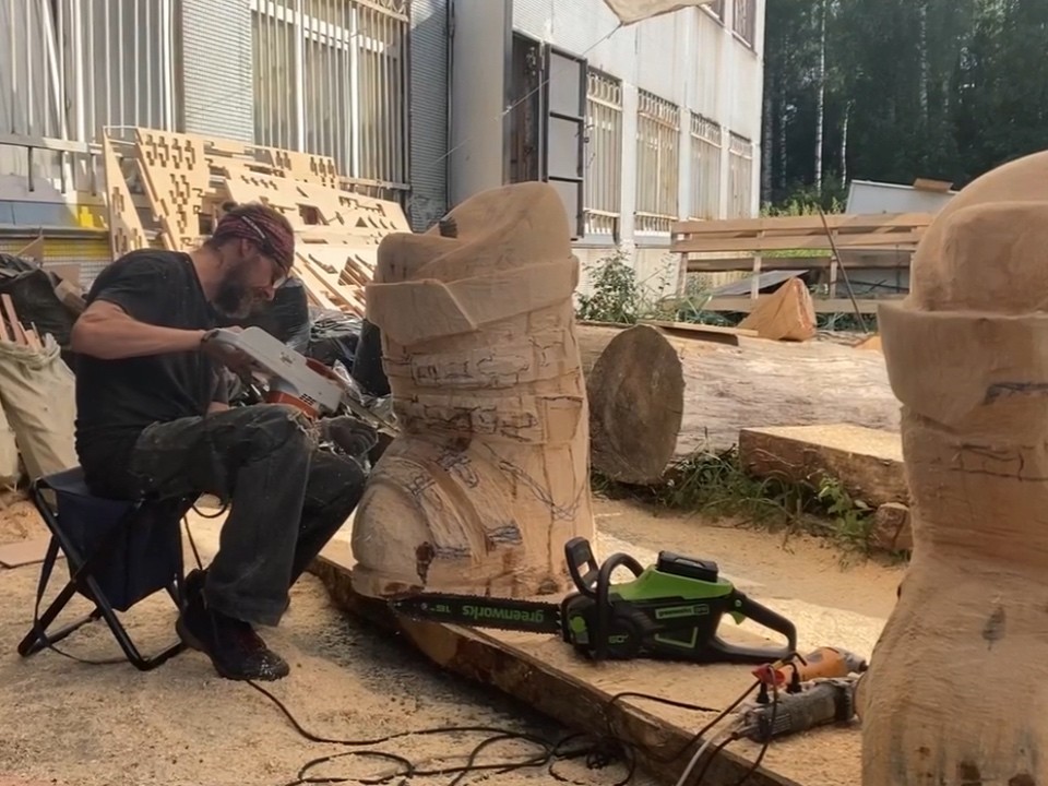 Черноголовкие мастера сделают резную скамейку для горы «Песчанка»