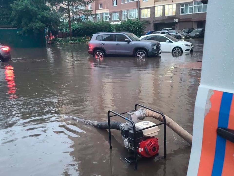 Сотрудники «СолнСпас» ликвидировали крупное подтопление на улице Баранова