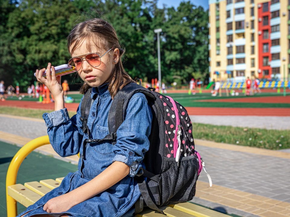 Как и когда возвращать ребенка к школьному графику в августе: лайфхаки для родителей