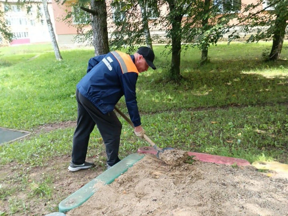 В Новощапове обновили песочницу для детей