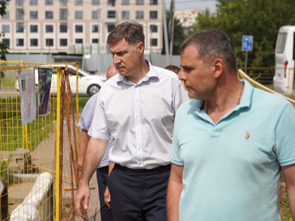 Глава Котельников проинспектировал ход ремонта теплосетей в микрорайоне Ковровый