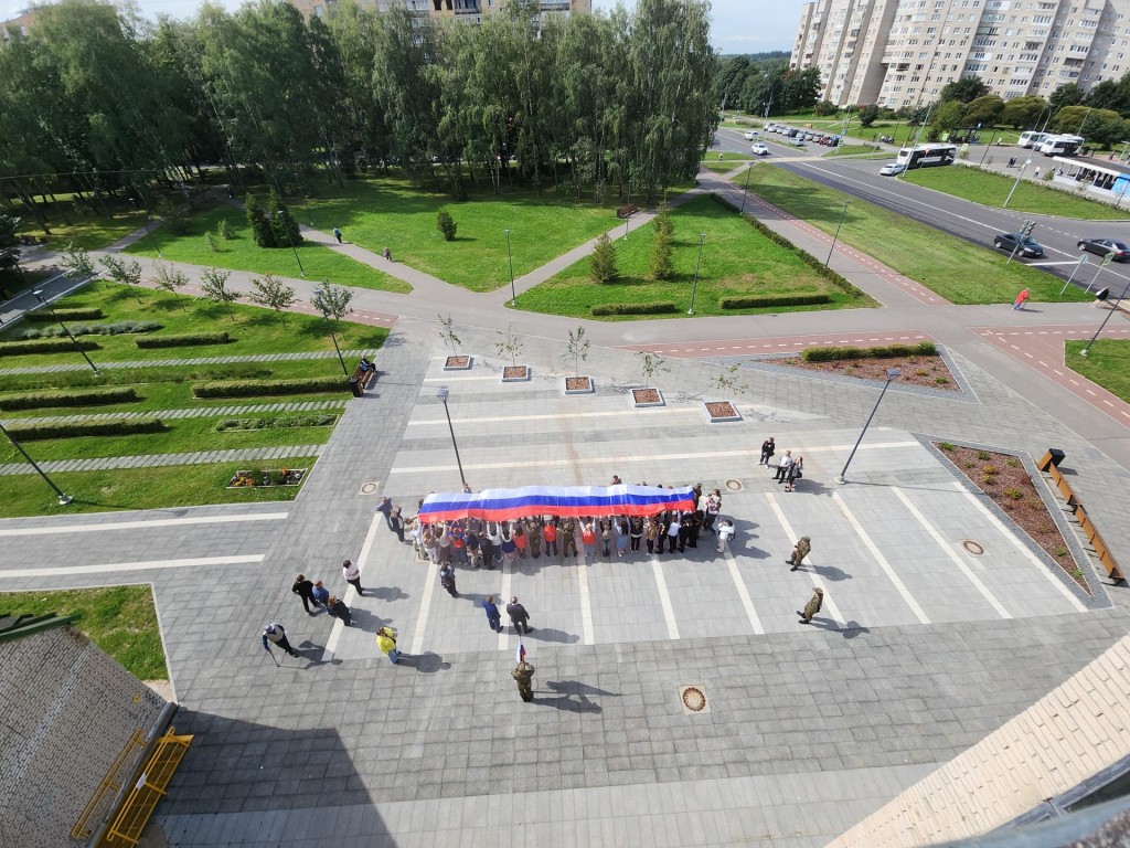 Десятки жителей Черноголовки подняли флаг России в центре города