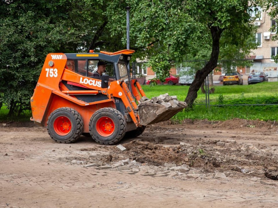В сквере Спасателей начали демонтировать старую брусчатку