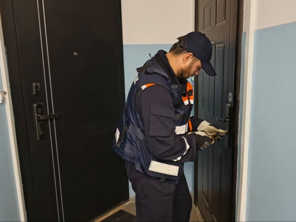 Спасатели освободили больную пенсионерку из запертой квартиры в Сергиевом Посаде