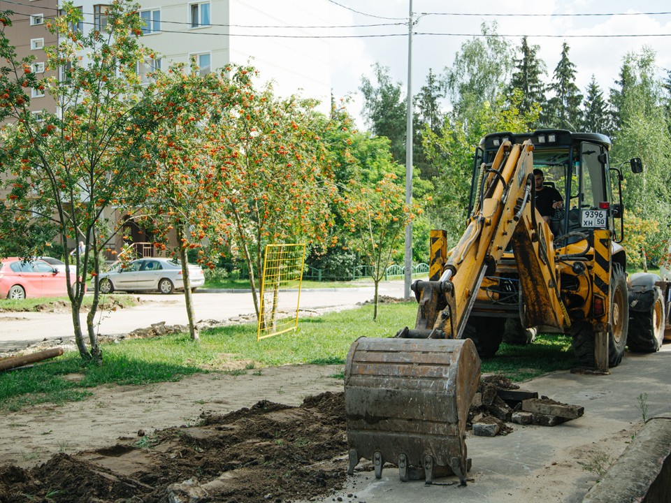 Жители Звездного городка помогают контролировать обновление двора