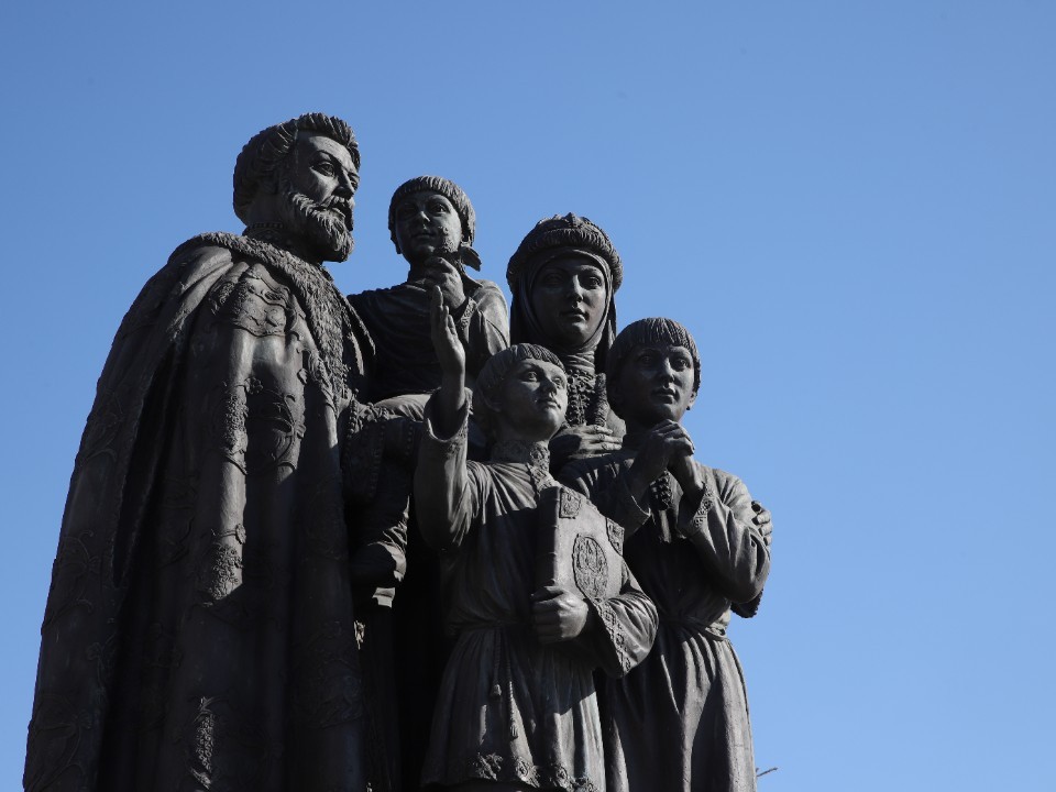 Новая плитка, больше зелени и света: памятник родителям Сергия Радонежского обновят к сентябрю