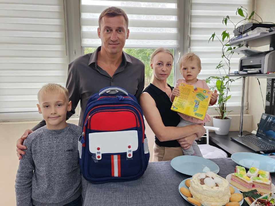 Олимпийский чемпион в Красноармейске передал подарки от губернатора первоклассникам