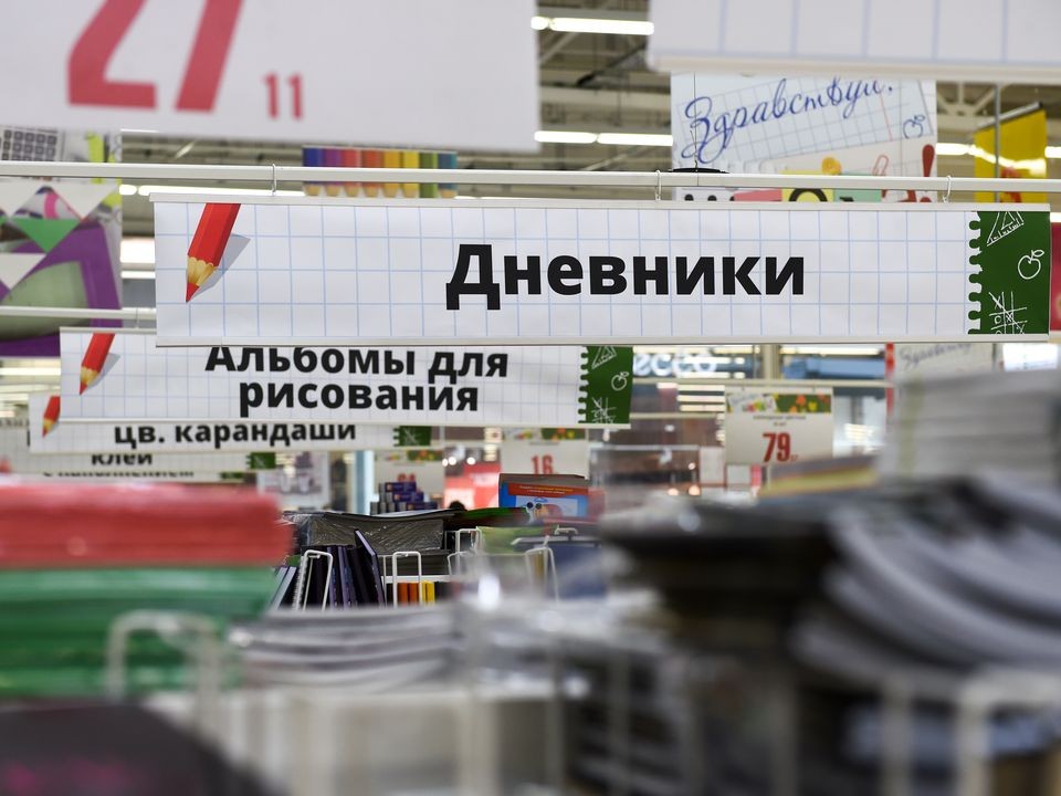 Роспотребнадзор запустил горячую линию по товарам для школьников