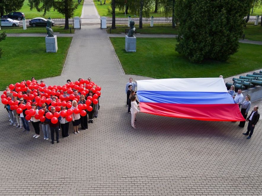 Жителей Можайска поздравили с Днем флага России и напомнили о значении цветов