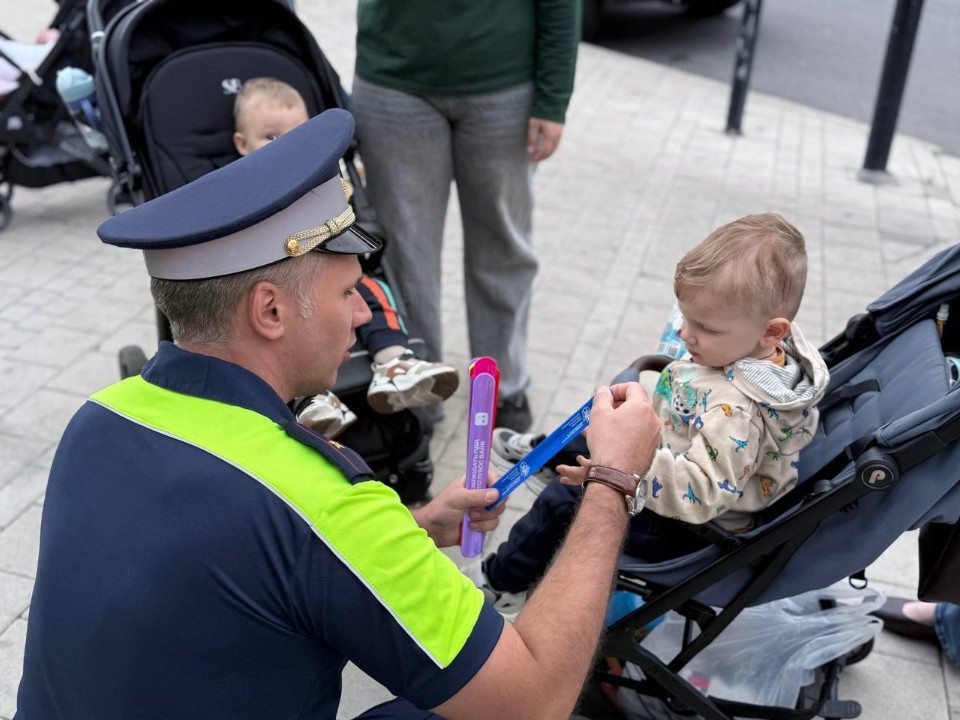 В Одинцове детям раздали световозвращатели и напомнили правила дорожной безопасности