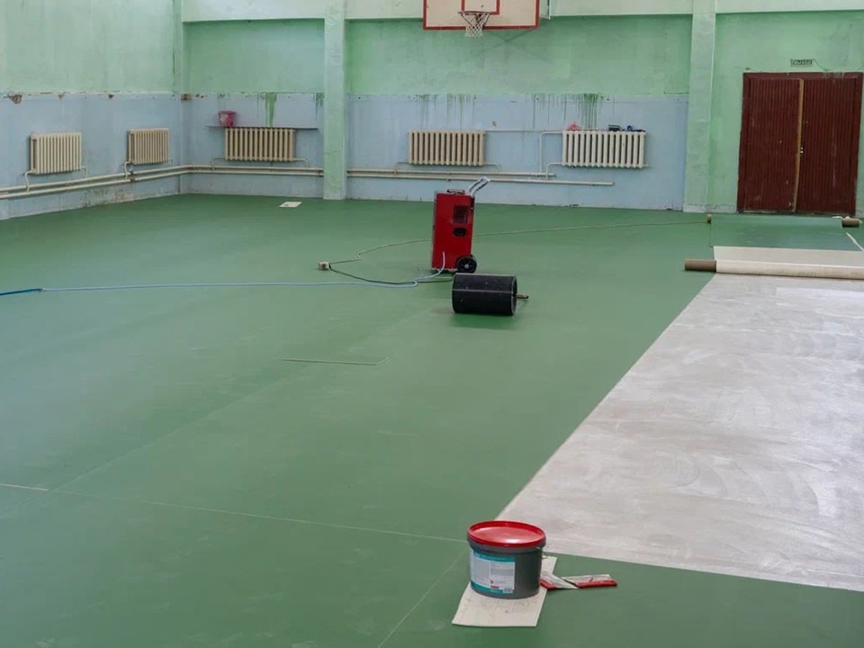 В школе в Вербилках уложили новый линолеум и готовятся к покраске стен
