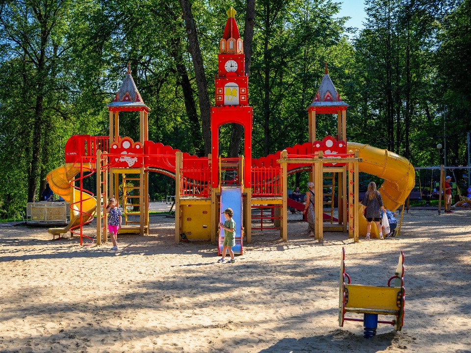 В поселке ЦУС «Мир» подросток выломал ограждение на детской площадке