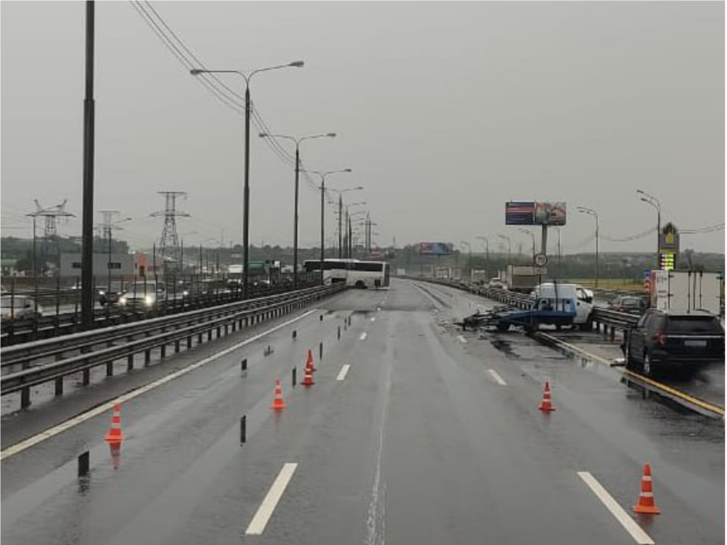 В Подольске водителя эвакуатора отвезли в больницу после наезда автобуса