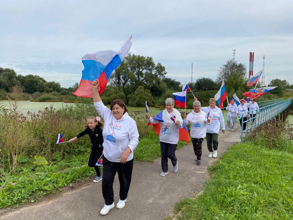 В Раменском округе участники клуба «Активное долголетие» провели забег с флагом