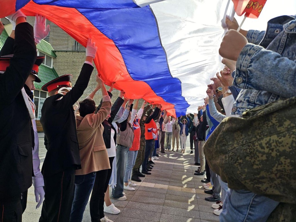 Огромный триколор появился на улице наукограда