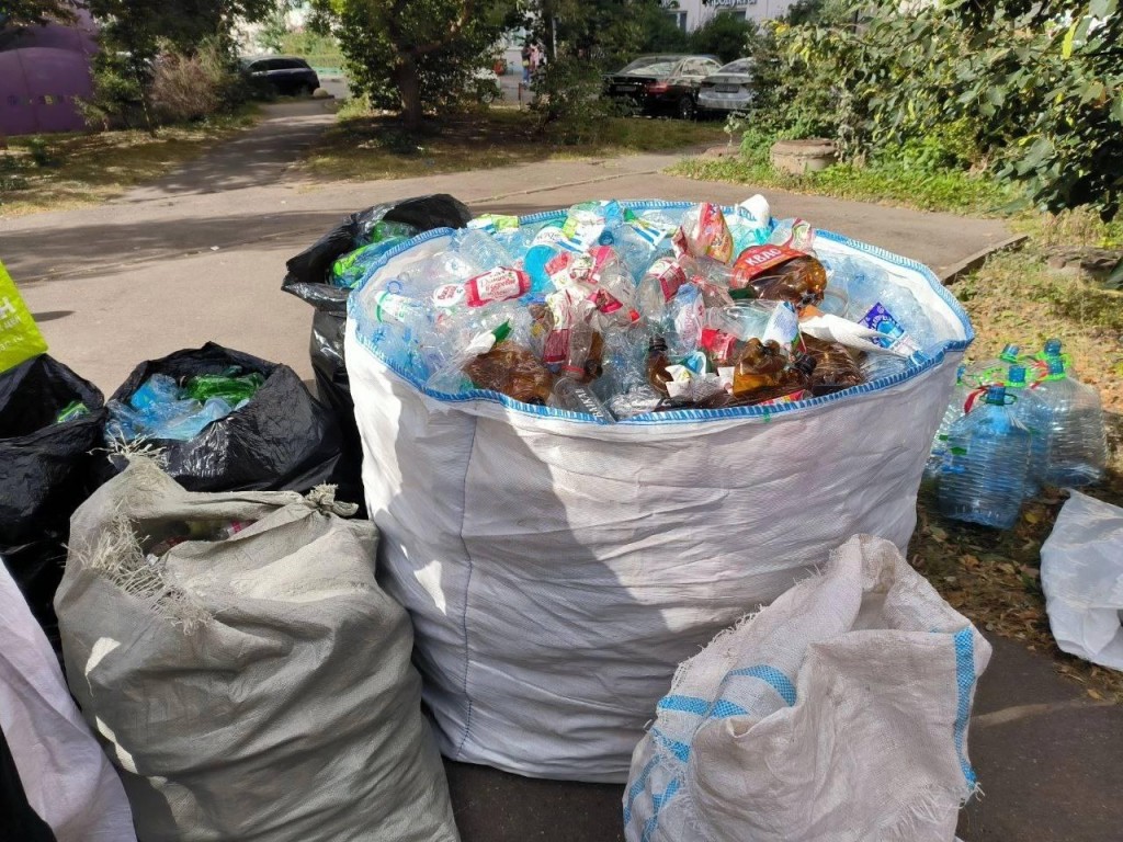 В поселке Лесной городок сдали макулатуру и пластик на переработку