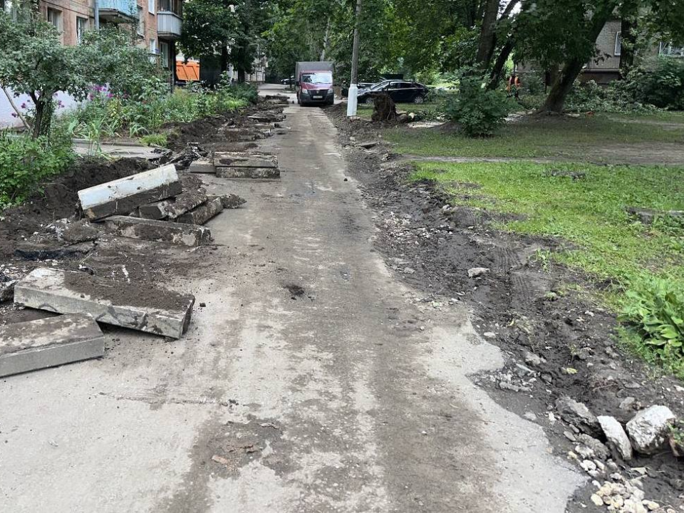 Во дворе на Пионерской улице устанавливают новую детскую площадку