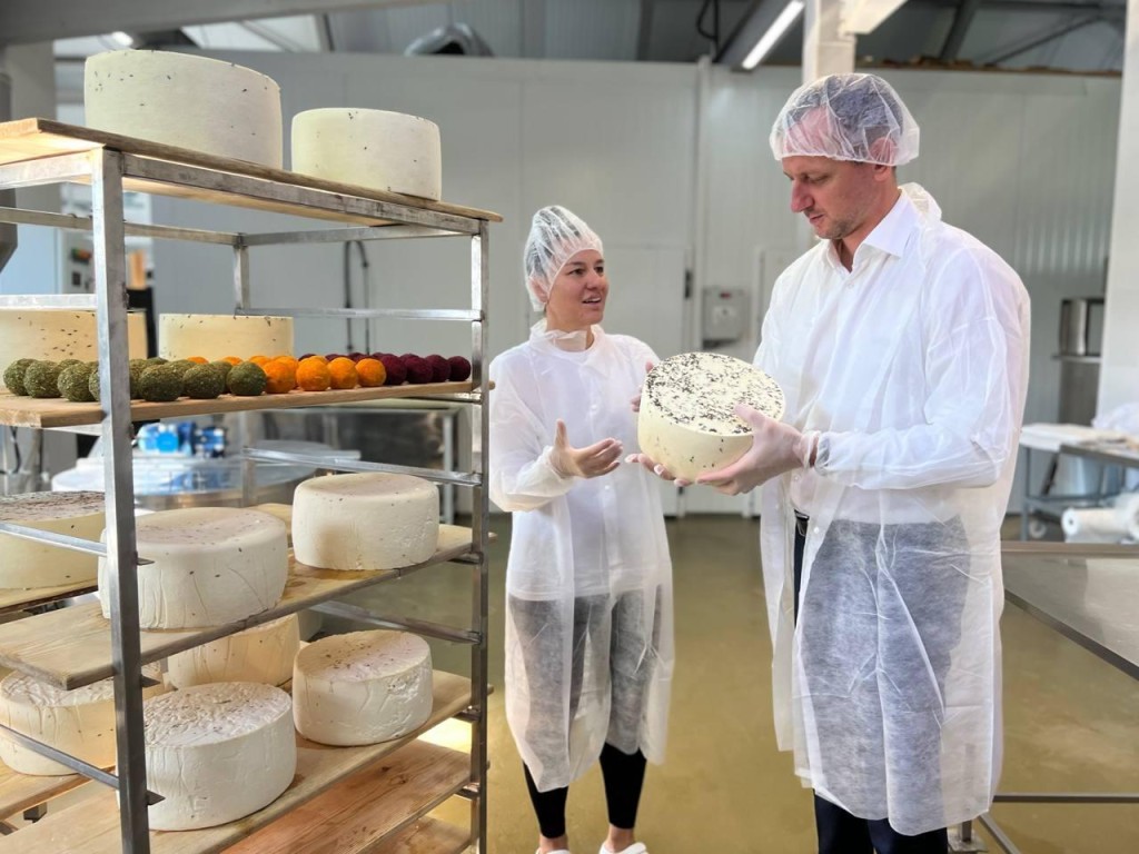 Гостей на дмитровской сыроварне учат готовить сыр и угощают продукцией