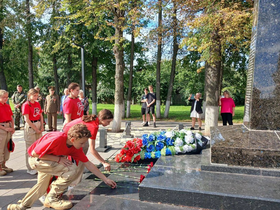 В Серебряных Прудах возложили цветы к Братской могиле в годовщину Курской битвы