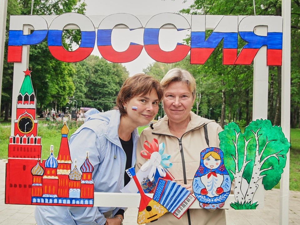 Мастер-классы и аквагрим: как отпраздновали День флага на набережной Сенежа