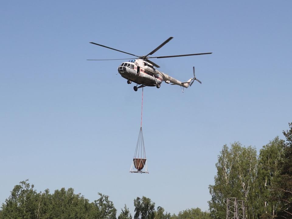 Вертолеты тушат пожар на складе в Балашихе