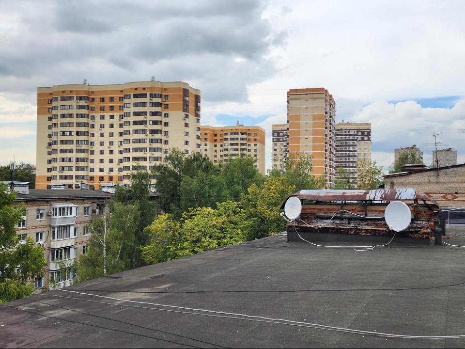Протекающую крышу дома на улице Калинина осмотрели специалисты