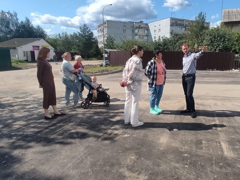 На улице Комарова в Архангельском построили парковку