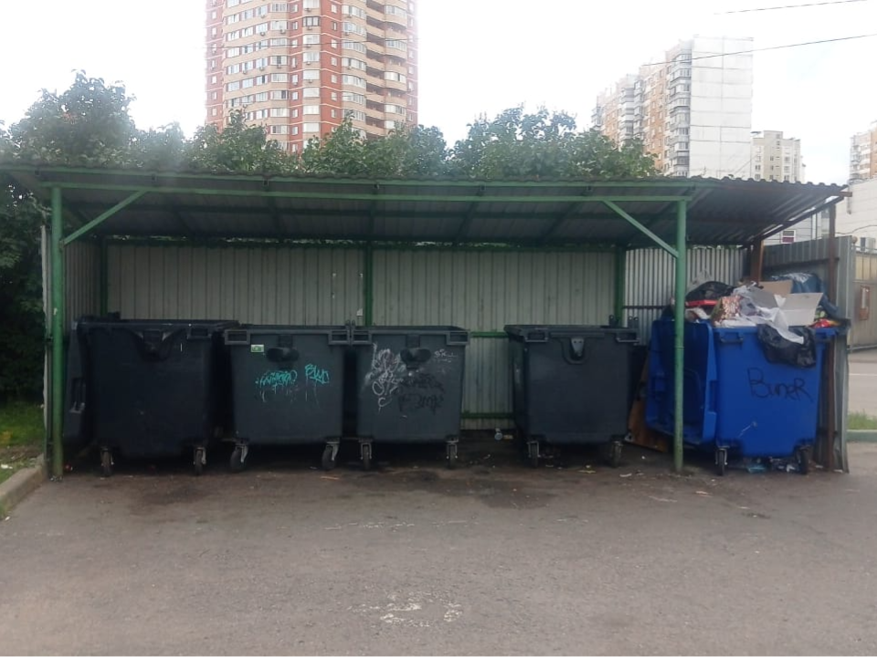 На ул. 3-е Почтовое Отделение вывезли просроченные продукты, выброшенные на мусорку