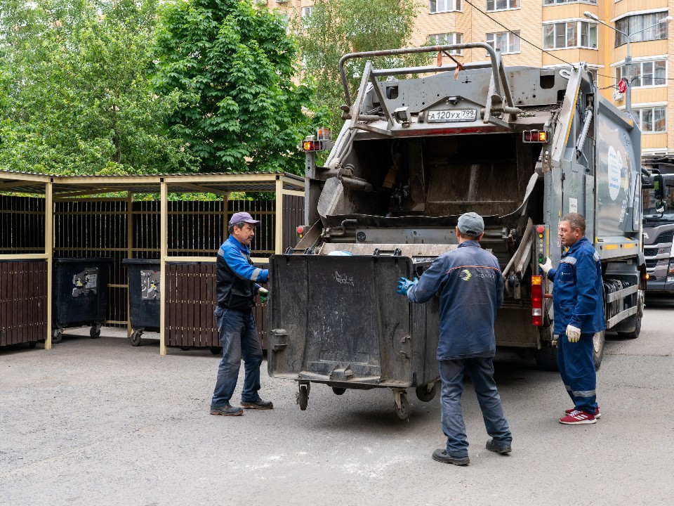 На улице Комсомольской по просьбе жителей очистили мусорные контейнеры