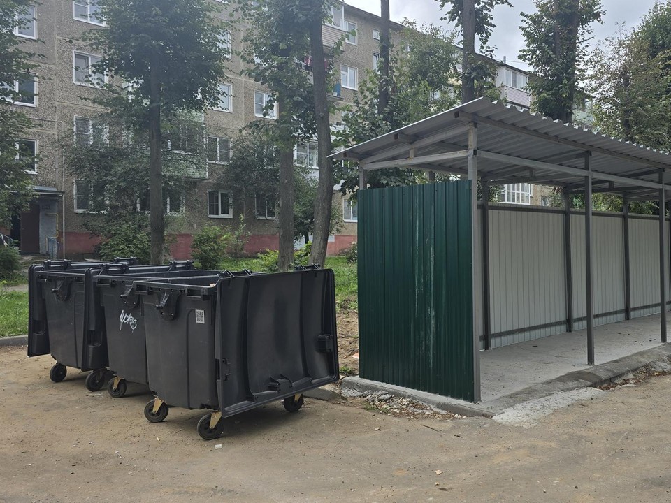 Контейнерные площадки обновили во дворах на улицах Ленина и Малышева