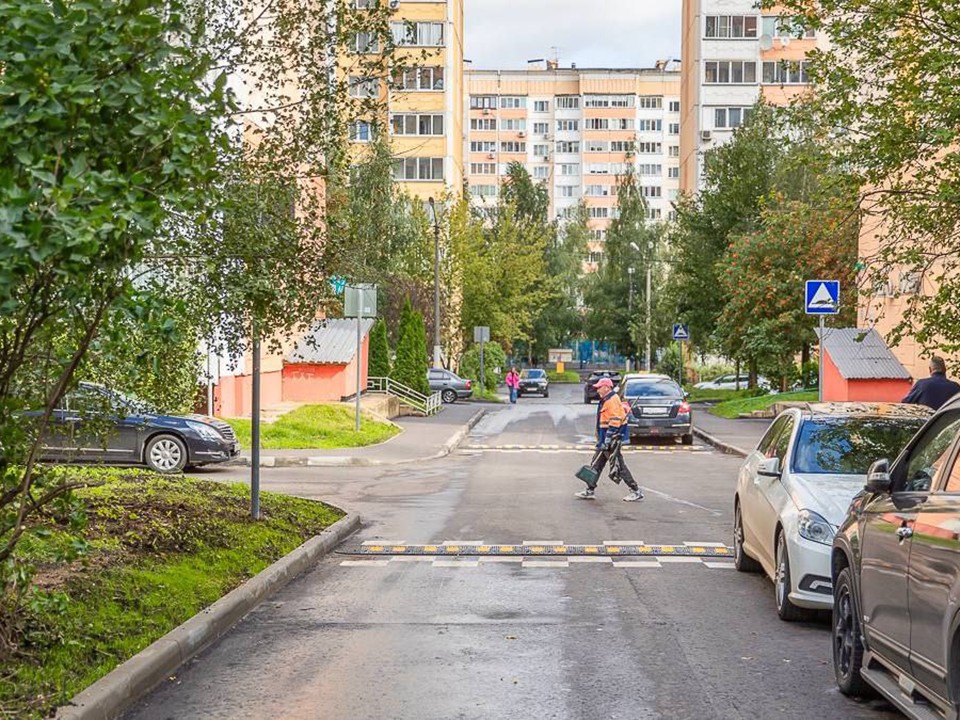 В Одинцове в 12 дворах обустроили новые тротуары, парковки и зеленые зоны