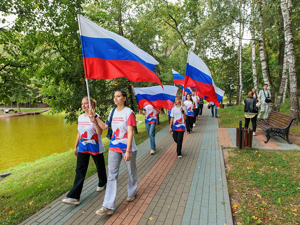 «Триколор — олицетворение единства»: Владимир Волков поздравил люберчан с Днем флага