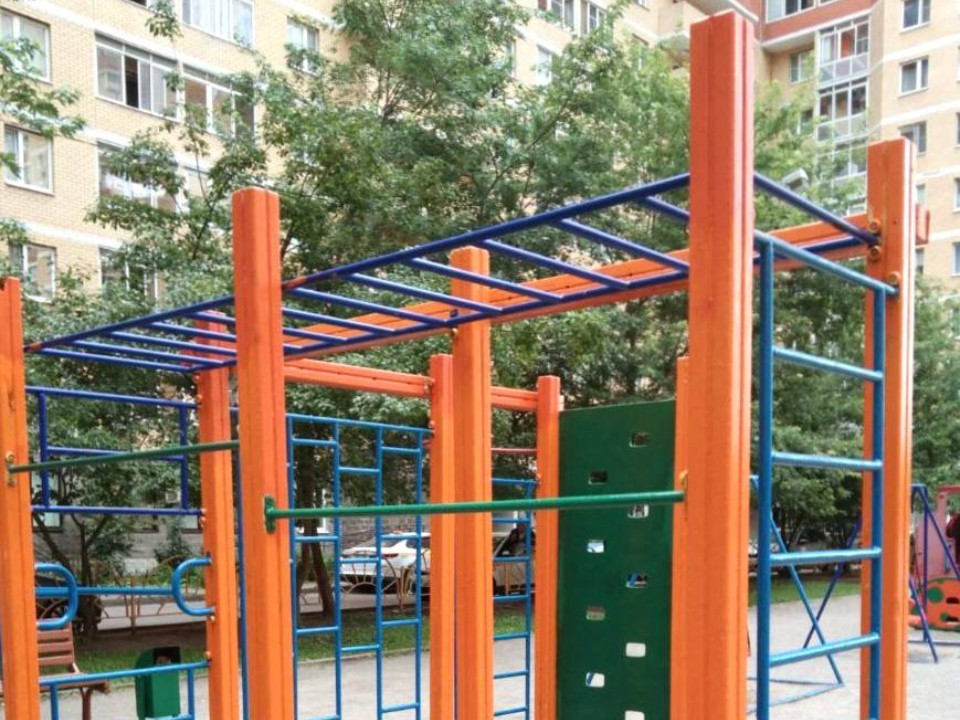 В Лобне обновляют детские площадки и дворы