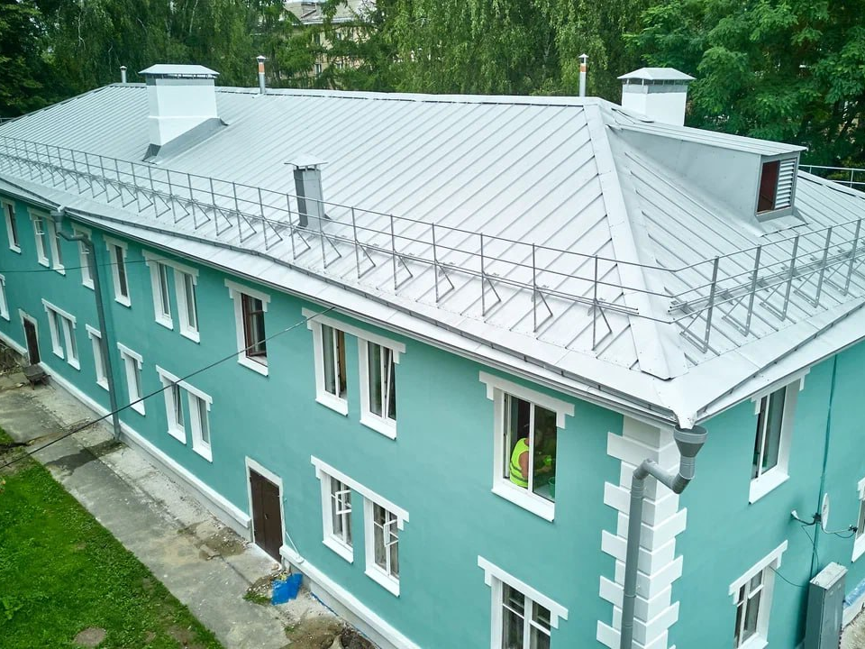 Фасад и крышу отремонтировали в доме на улице Тимохина в Непецине