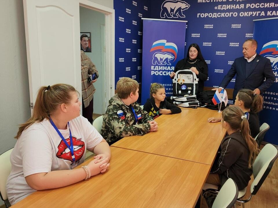 Школьные рюкзаки вручили детям-волонтерам, помогающим бойцам СВО