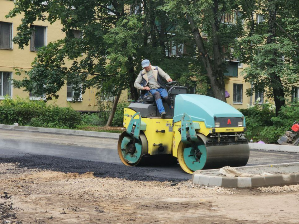 В микрорайоне Москвич завершают укладку асфальта на улицах Ленина и Мирная