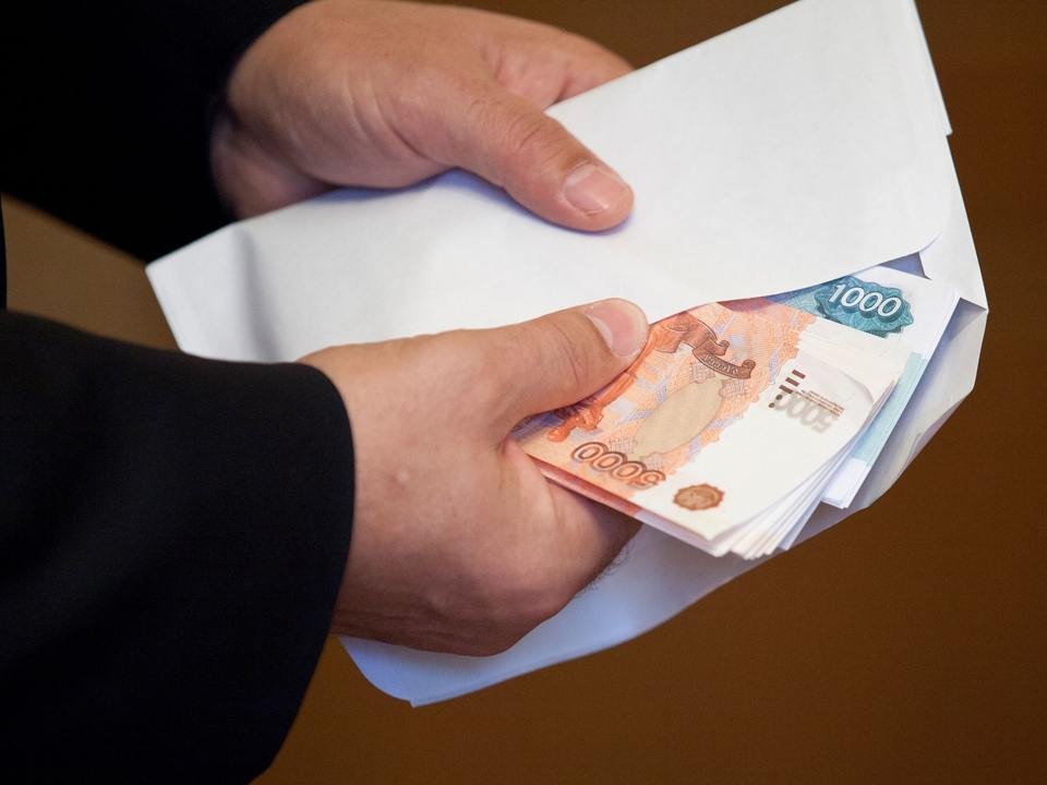 Юрист предупредил о штрафах и взысканиях за зарплату в конверте