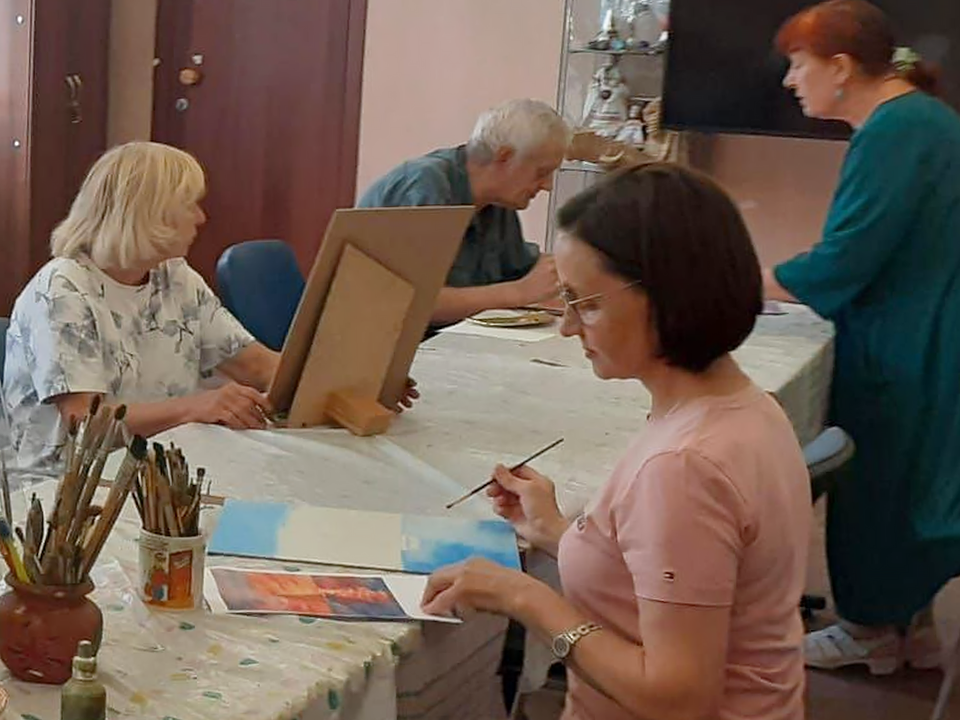 Пенсионеров из Котельников бесплатно учат рисовать маслом