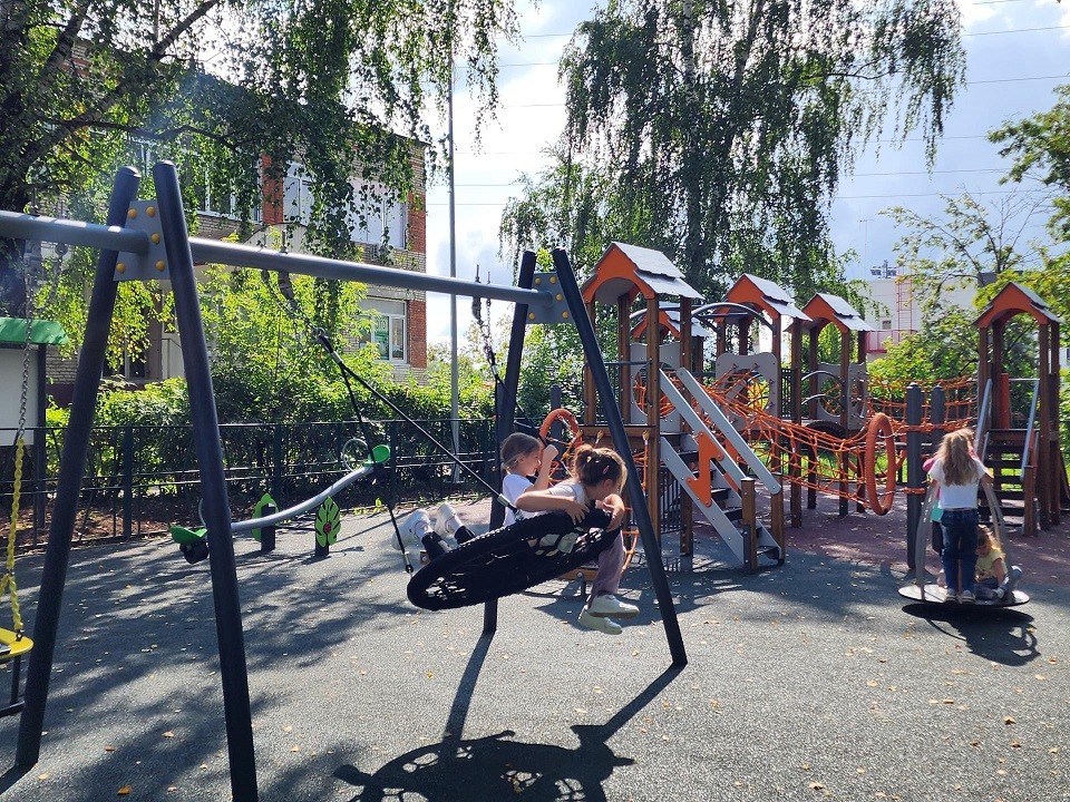 Сделали качественно: родители оценили новую детскую площадку на улице Чехова