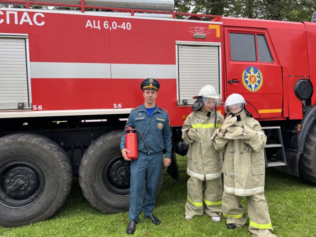 Укрощение огня: школьники Талдома попробовали себя в роли пожарных