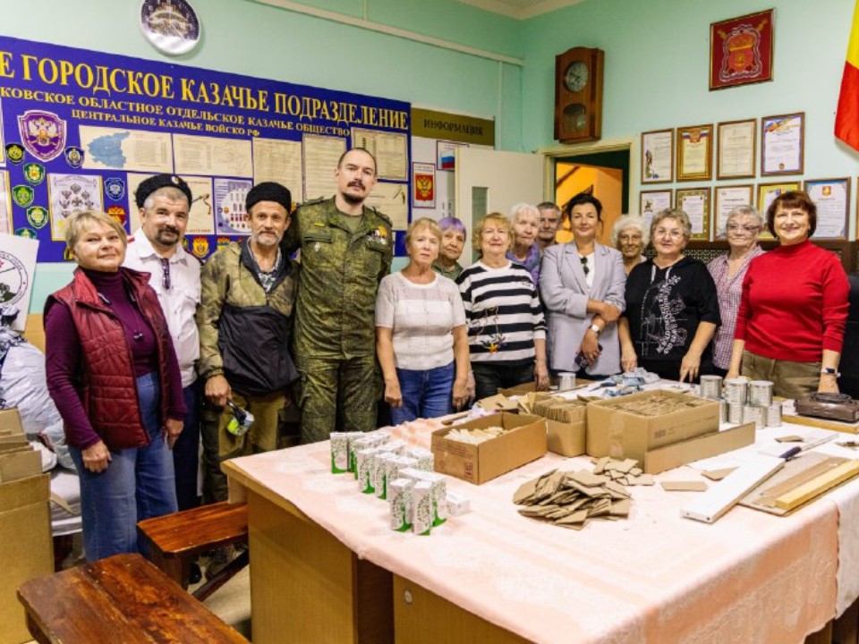 Волонтеры лобненского казачьего сообщества изготавливают свечи и сети для фронта