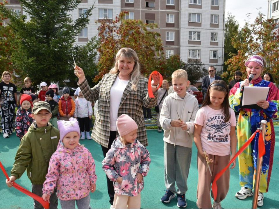 В центре рабочего поселка открылась новая детская площадка