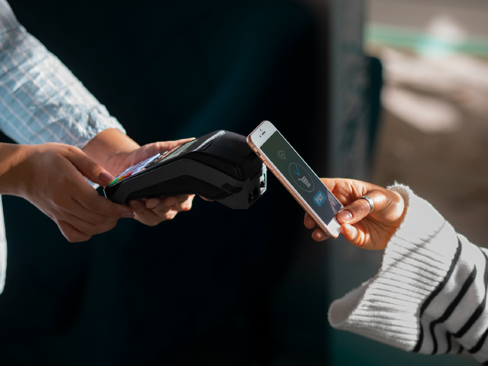 В России вернули оплату айфонами по аналогии с Apple Pay
