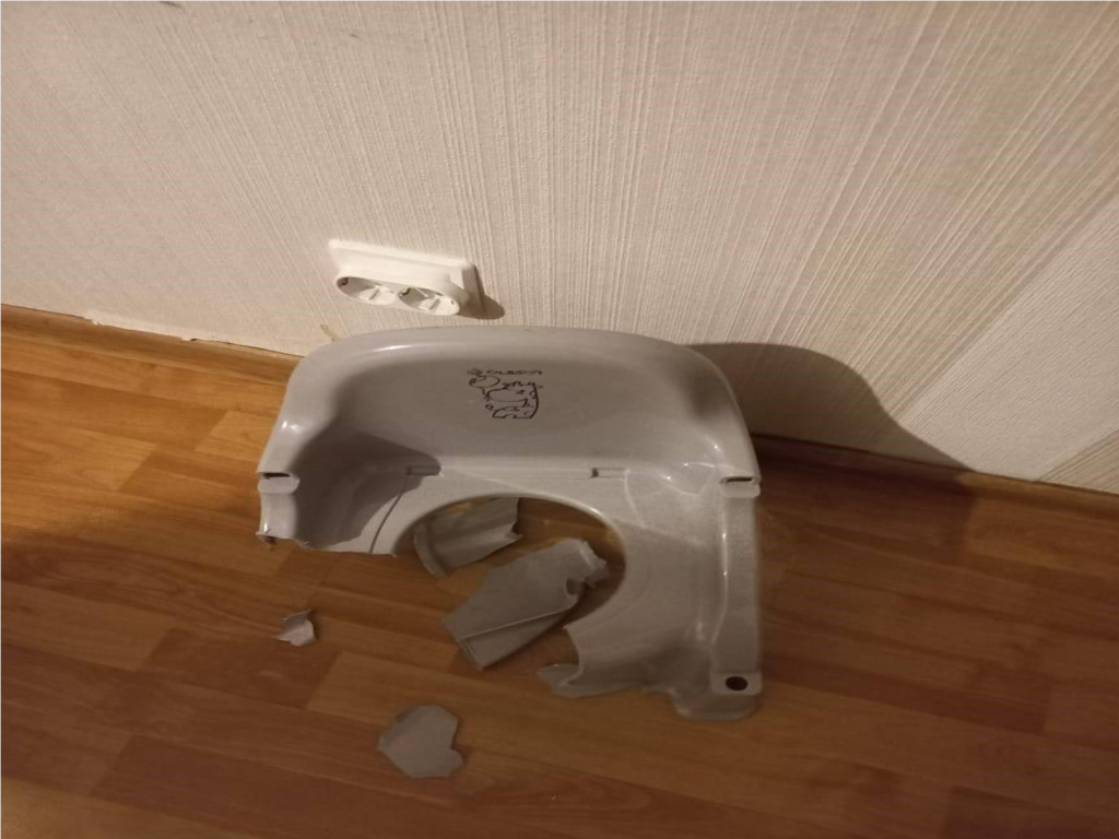 В Люберцах спасатели освободили палец мальчика, застрявший в горшке