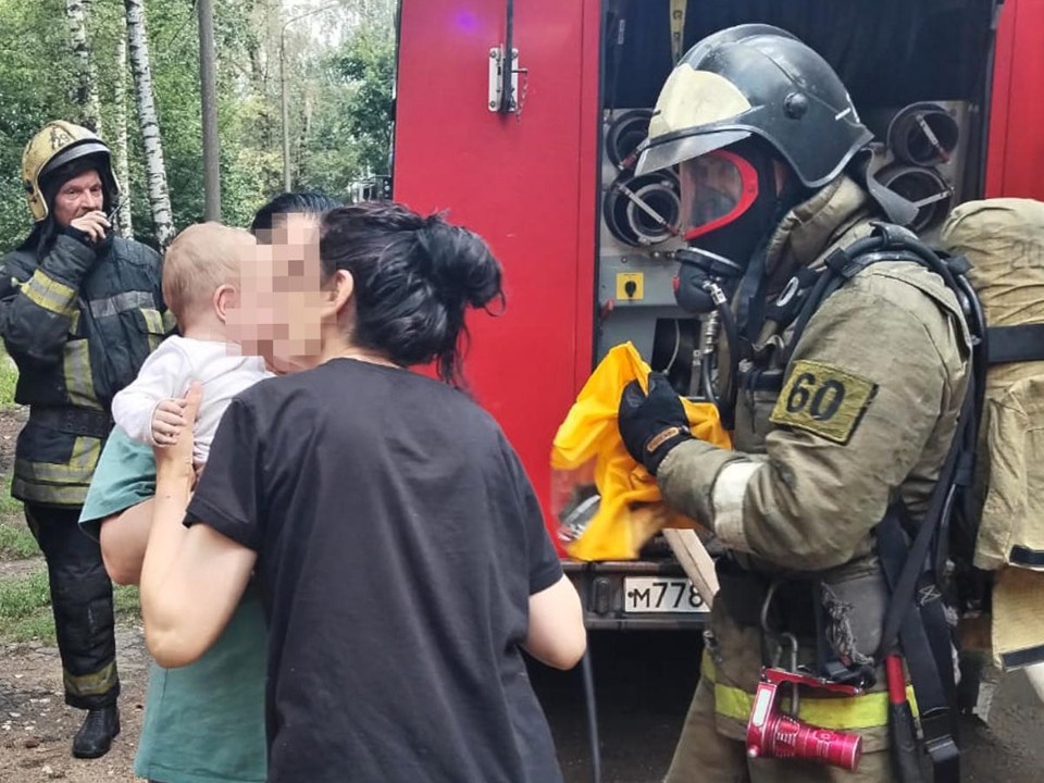 Пожарные ликвидировали возгорание в многоквартирном доме в Балашихе